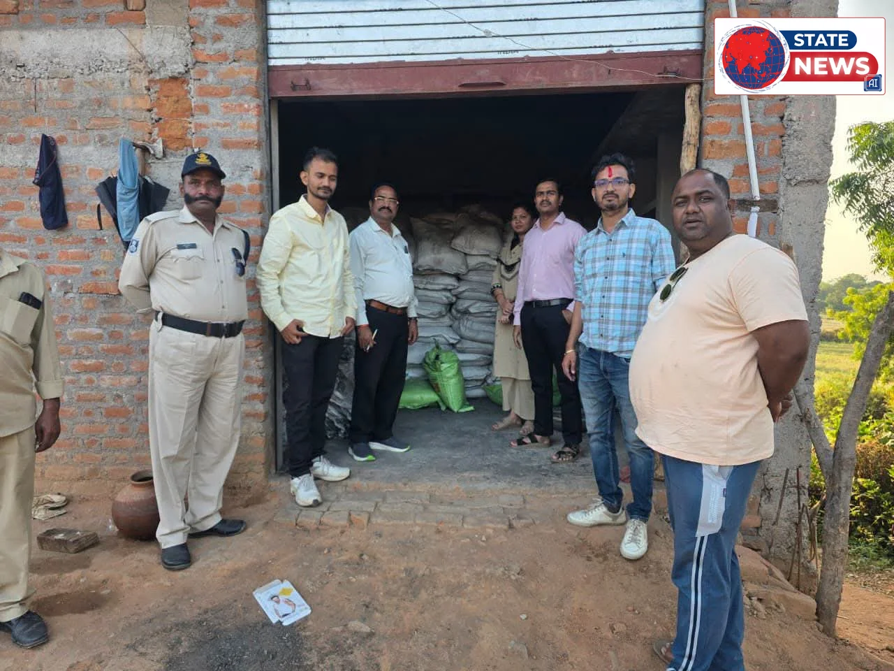 *बल्देवगढ़ के कैलपुरा में अवैध उर्वरक भंडारण पर प्रशासन की छापामार कार्यवाही में 320 बोरी खाद जब्त*  *टीकमगढ़। (रिपोर्ट जमील खान) बल्देवगढ़ 