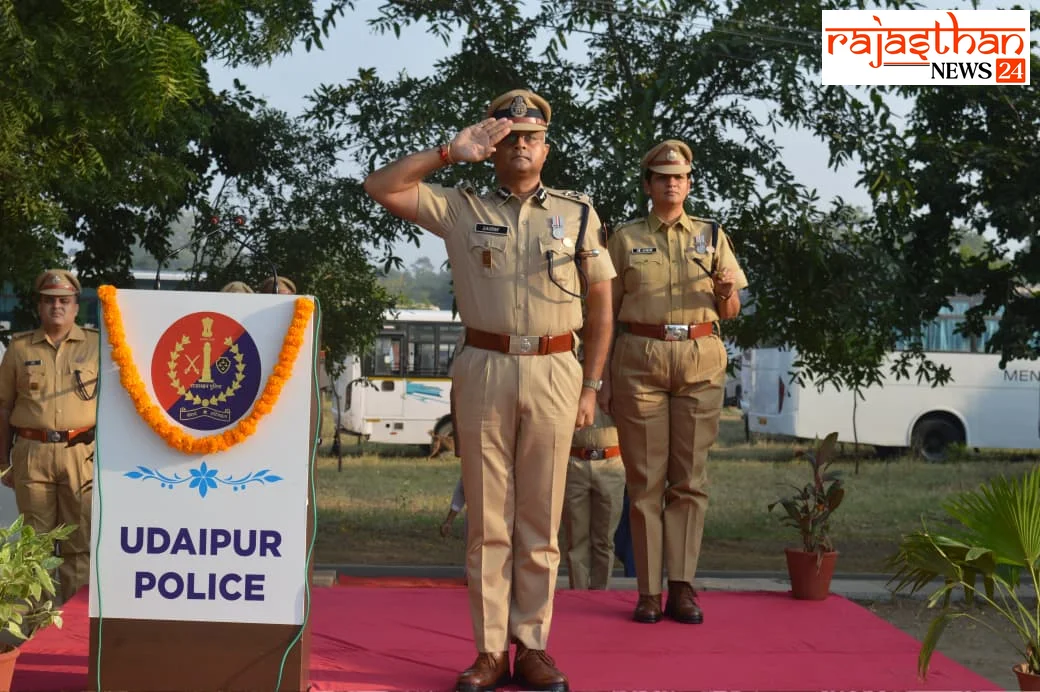 परेड की सलामी लेते आईजी गौरव श्रीवास्तव और एसपी अमृता दुहन।
