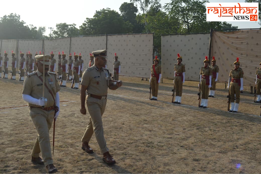 परेड का निरीक्षण करते आईजी गौरव श्रीवास्तव।