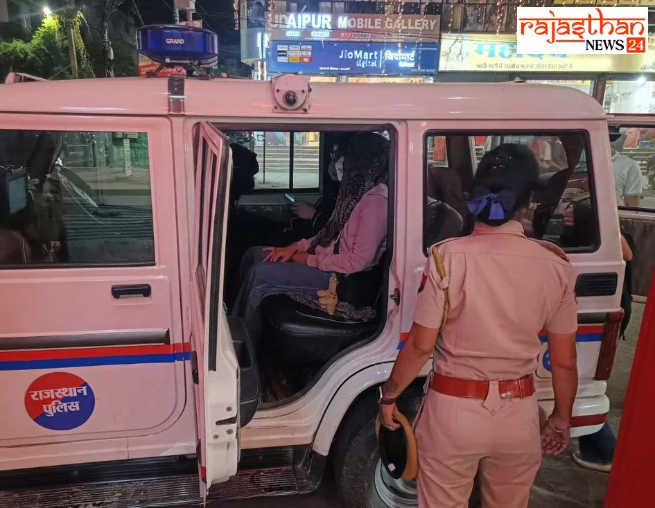 पकड़ में आने पर युवतियों को इस तरह गाड़ी में बैठाकर ले गई पुलिस।