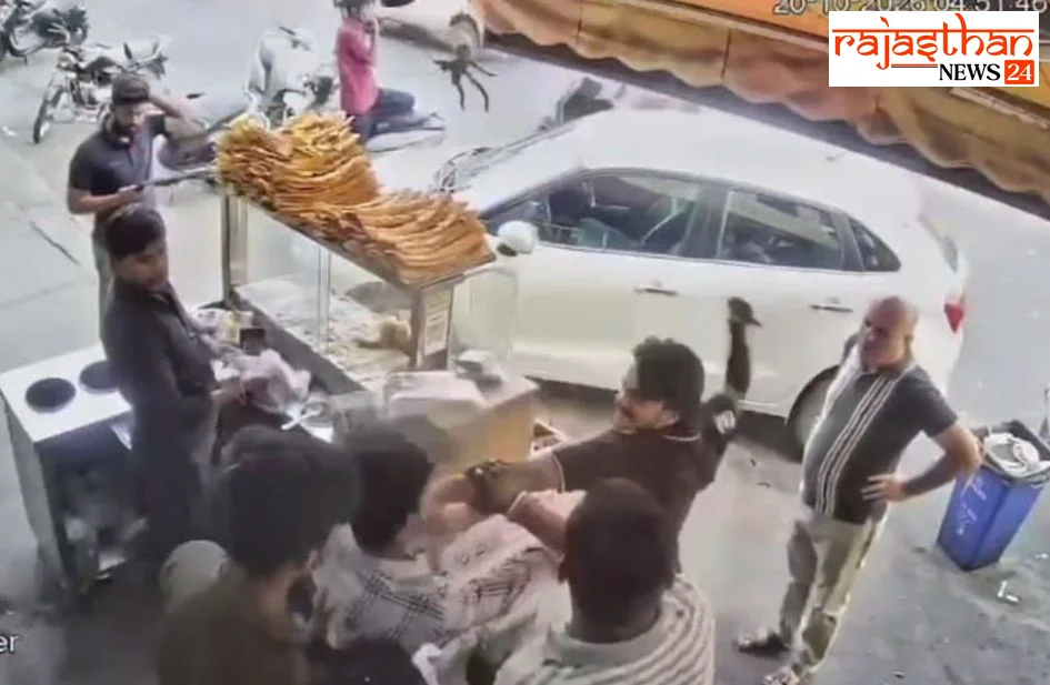 कुछ इस तरह से चाकूवार करता नजर आया युवक।