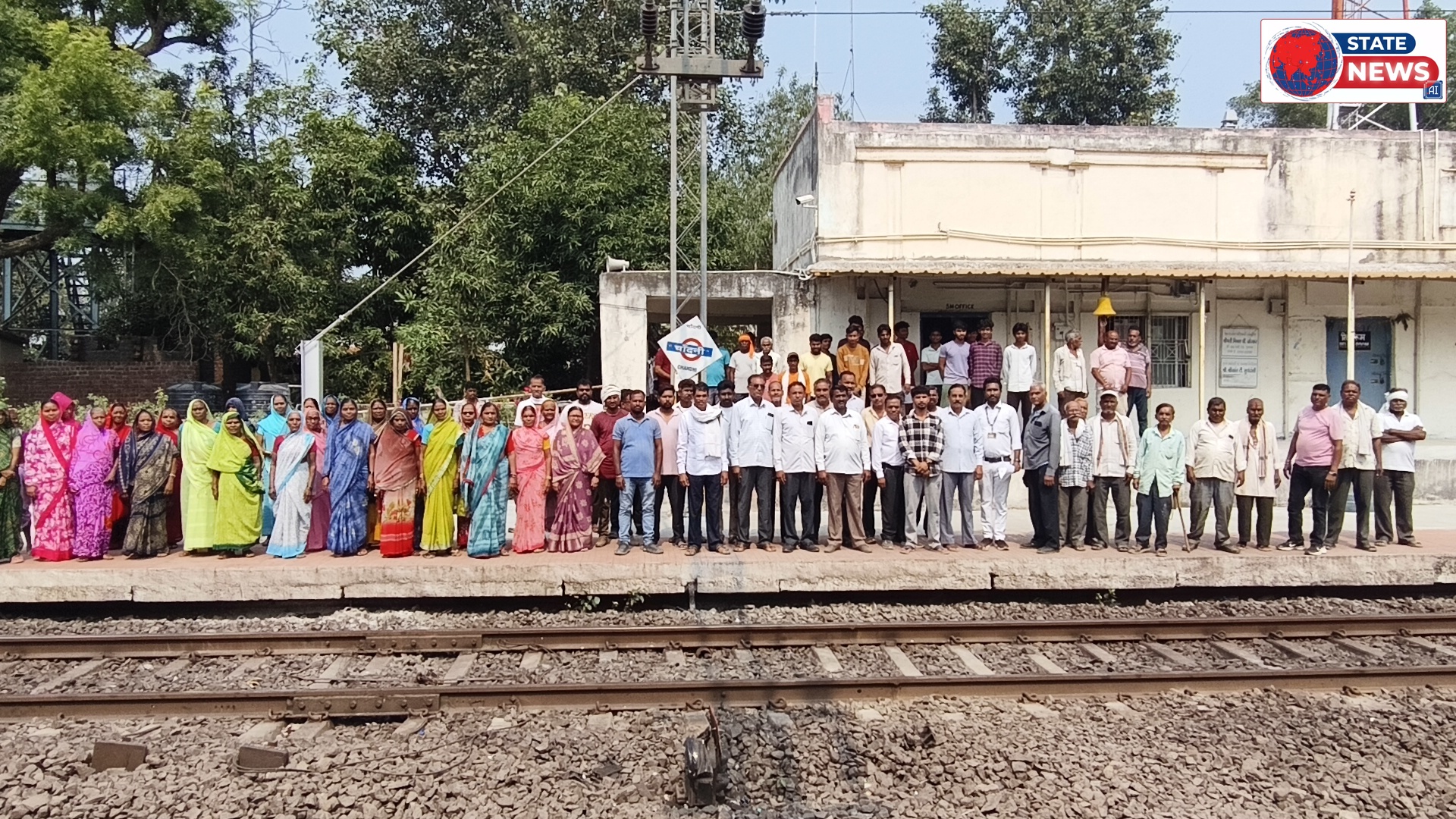 चांदनी रेलवे स्टेशन पर पैसेंजर ट्रेन के स्टॉपेज की मांग, ग्रामीणों ने डीआरएम के नाम सौंपा ज्ञापन