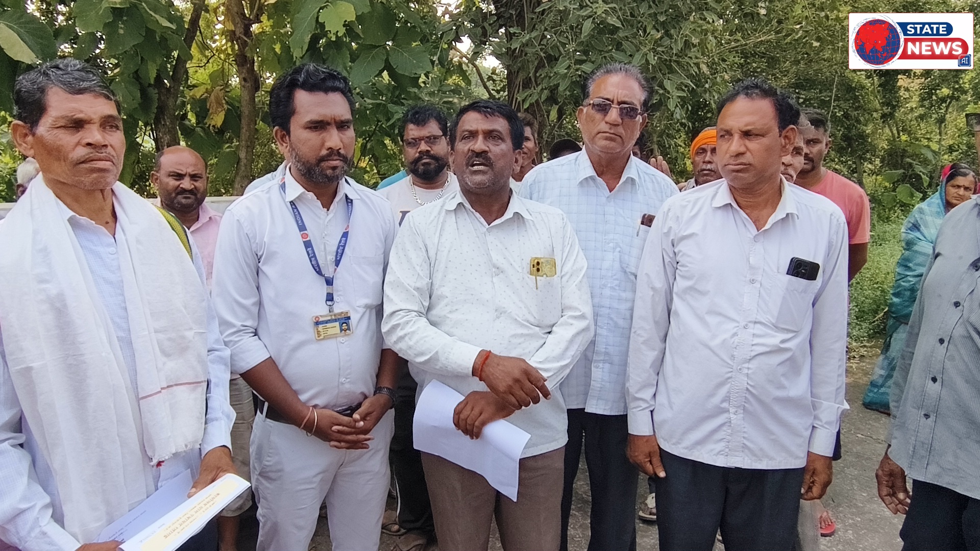 चांदनी रेलवे स्टेशन पर पैसेंजर ट्रेन के स्टॉपेज की मांग, ग्रामीणों ने डीआरएम के नाम सौंपा ज्ञापन