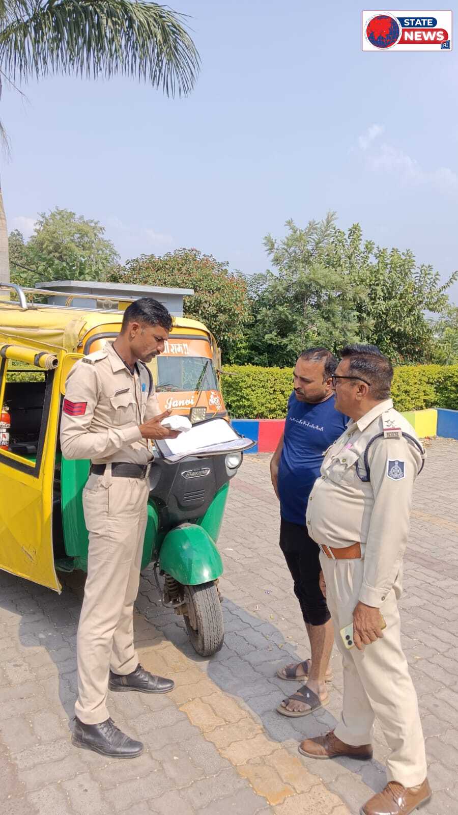 स्कूली वाहनों की जांच में यातायात पुलिस की सख्ती