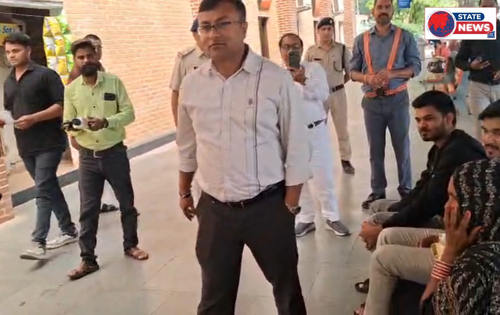  स्टेशन पर यात्रियों की समस्याओं पर जनसंवाद