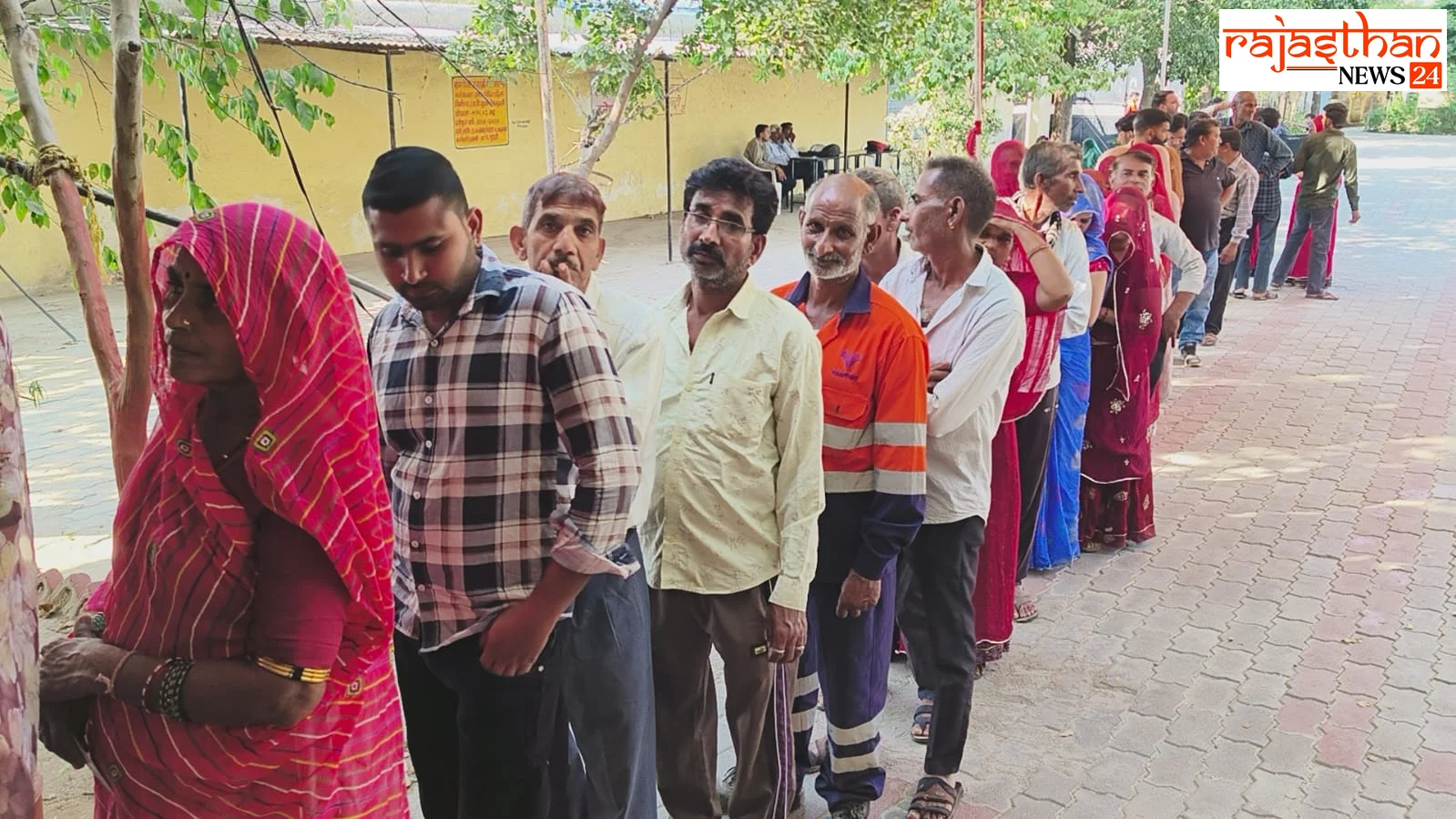 मतदान के लिए कतार में लगे ग्रामीण।