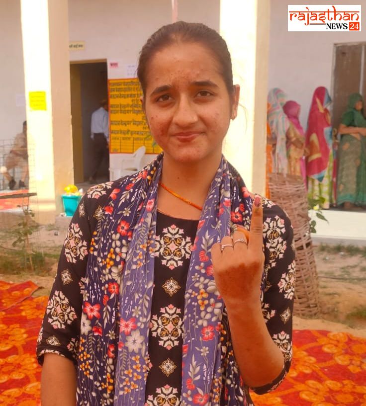 पहली बार वोट डालने पहुंची युवती।