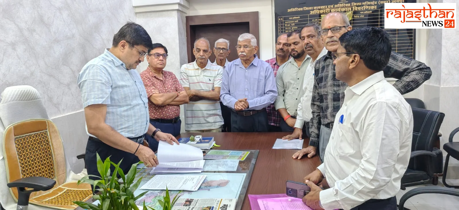 ज्ञापन देकर मांग रखते संगठन के पदाधिकारी।