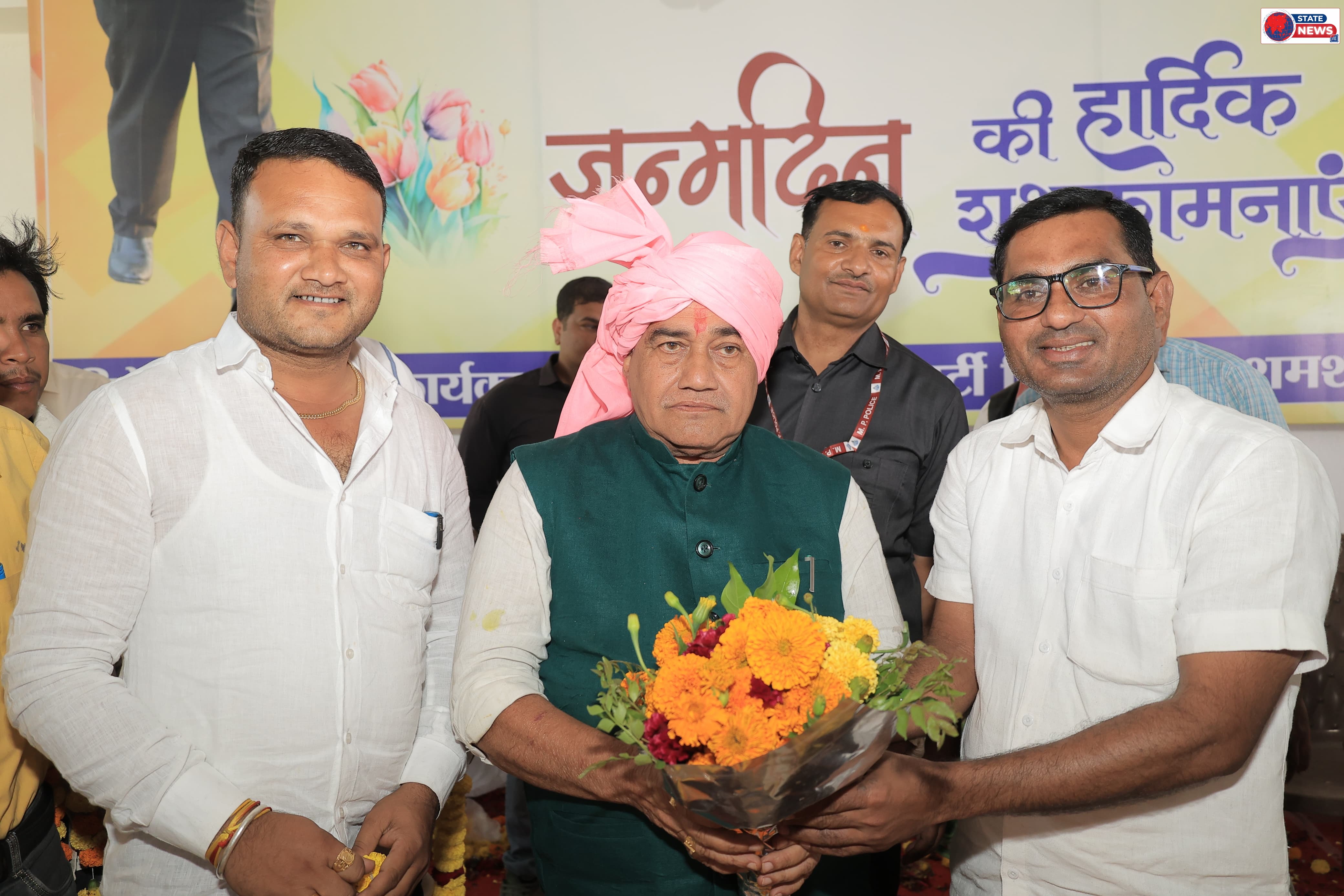 आतिशबाजी, लोकनृत्य और ढोल-नगाड़ों की गूंज से गूंजा दयानंदपुर, धूमधाम से मना विधायक मीणा का जन्मदिन