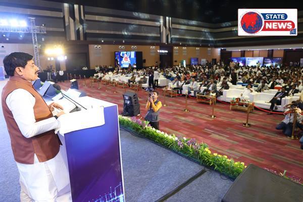 ब्रिलियंट कन्वेंशन सेंटर में समिट के शुभारंभ सत्र को संबोधित करते मुख्यमंत्री डॉ. मोहन यादव