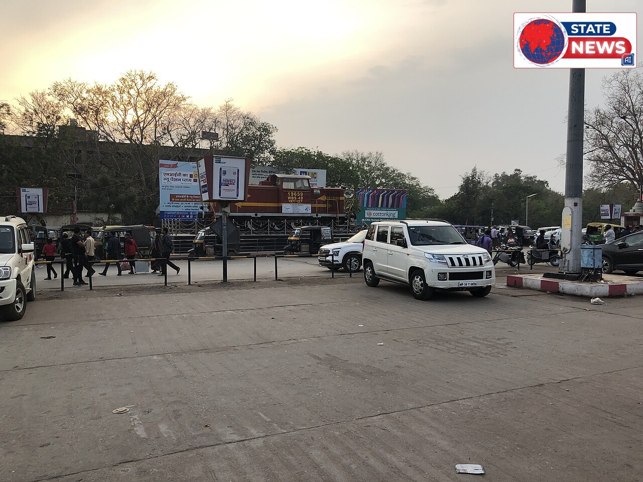 सतना रेलवे स्टेशन का बाहरी परिसर, जहां एक डीजल इंजन प्रदर्शित है, फाइल फोटो