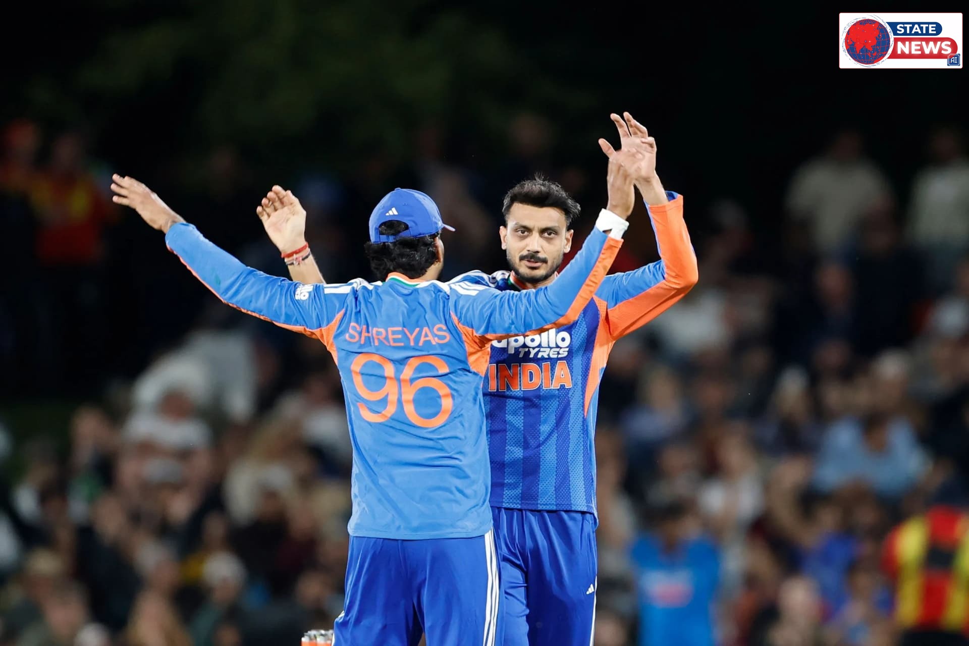 पहले T20I में फिन एलन का विकेट लेने के बाद साथी खिलाड़ी के साथ जश्न मनाते अक्षर पटेल
