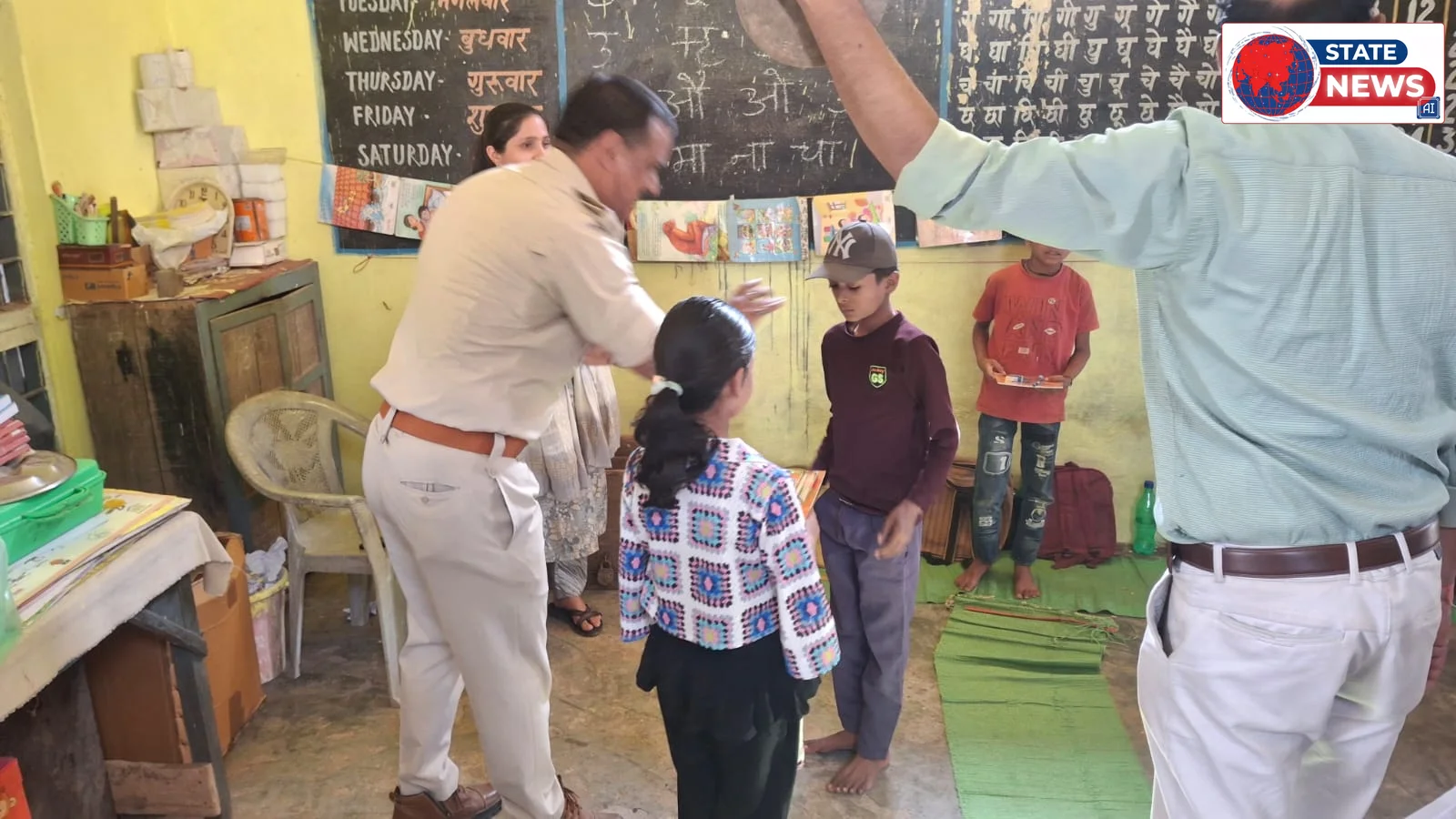 खाकी का मानवीय चेहरा! थाना प्रभारी कपिल लक्ष्यकार ने 55 बच्चों को बांटी शैक्षणिक सामग्री