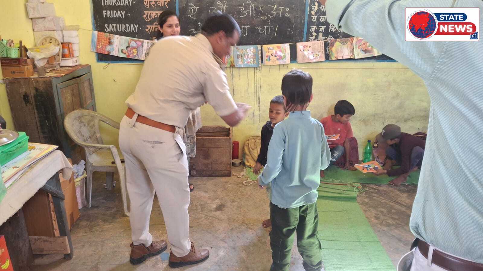 खाकी का मानवीय चेहरा! थाना प्रभारी कपिल लक्ष्यकार ने 55 बच्चों को बांटी शैक्षणिक सामग्री
