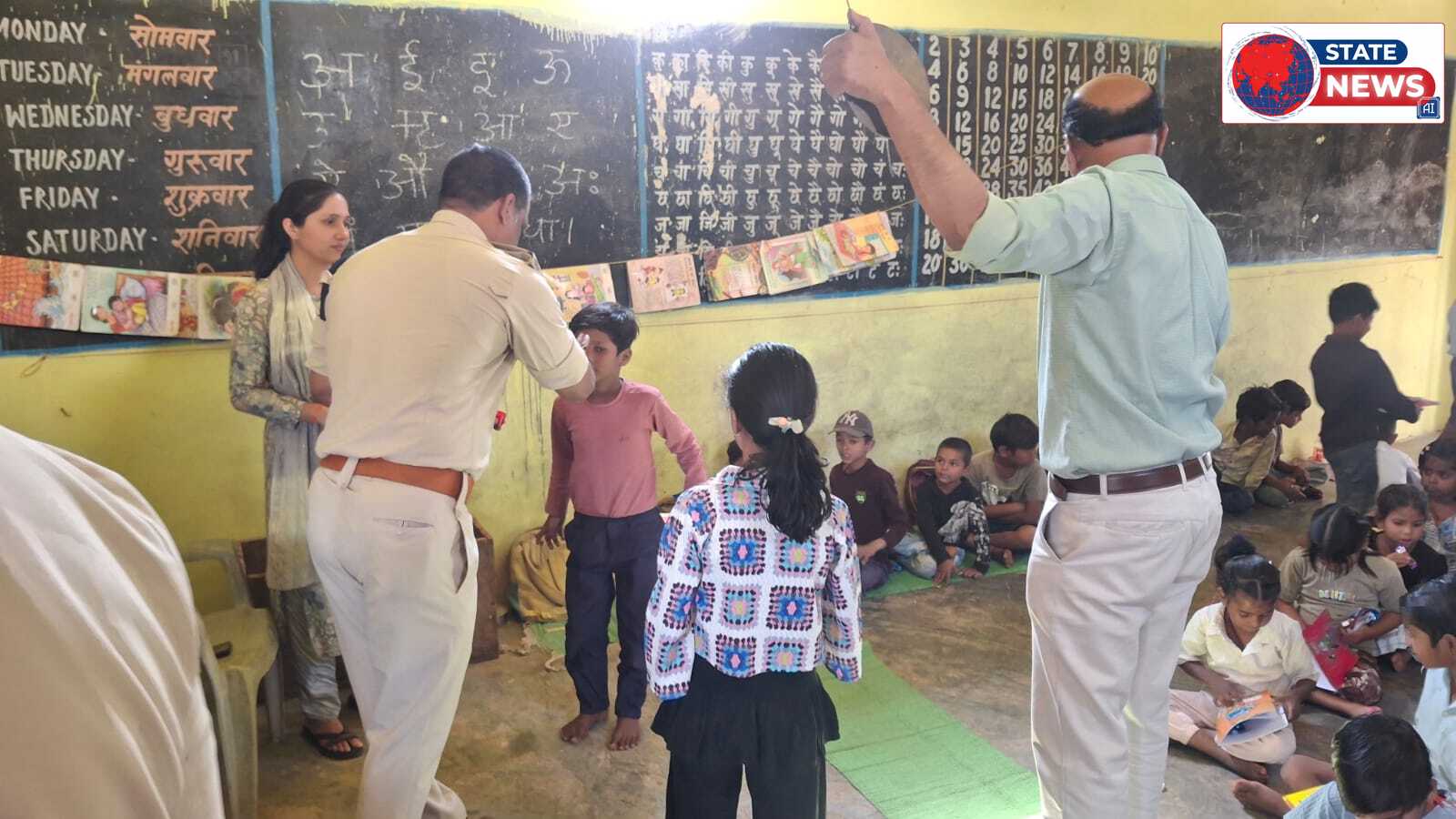 खाकी का मानवीय चेहरा! थाना प्रभारी कपिल लक्ष्यकार ने 55 बच्चों को बांटी शैक्षणिक सामग्री