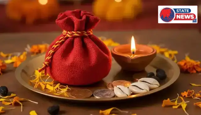 लाल कपड़े की पोटली, सिक्के, कौड़ी और कमलगट्टा, प्रतीकात्मक चित्र (AI)