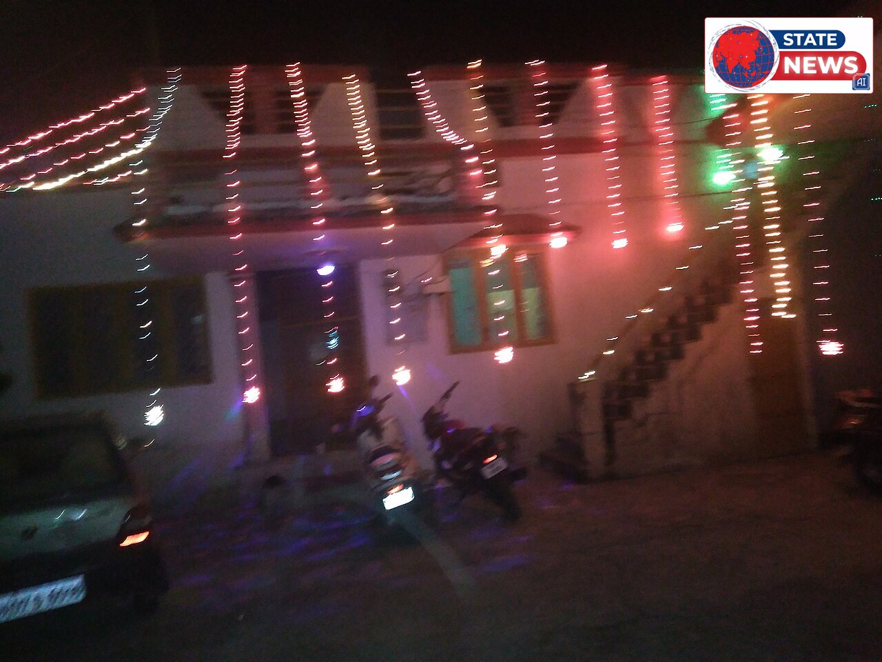 दिवाली पर रोशनी से सजा घर