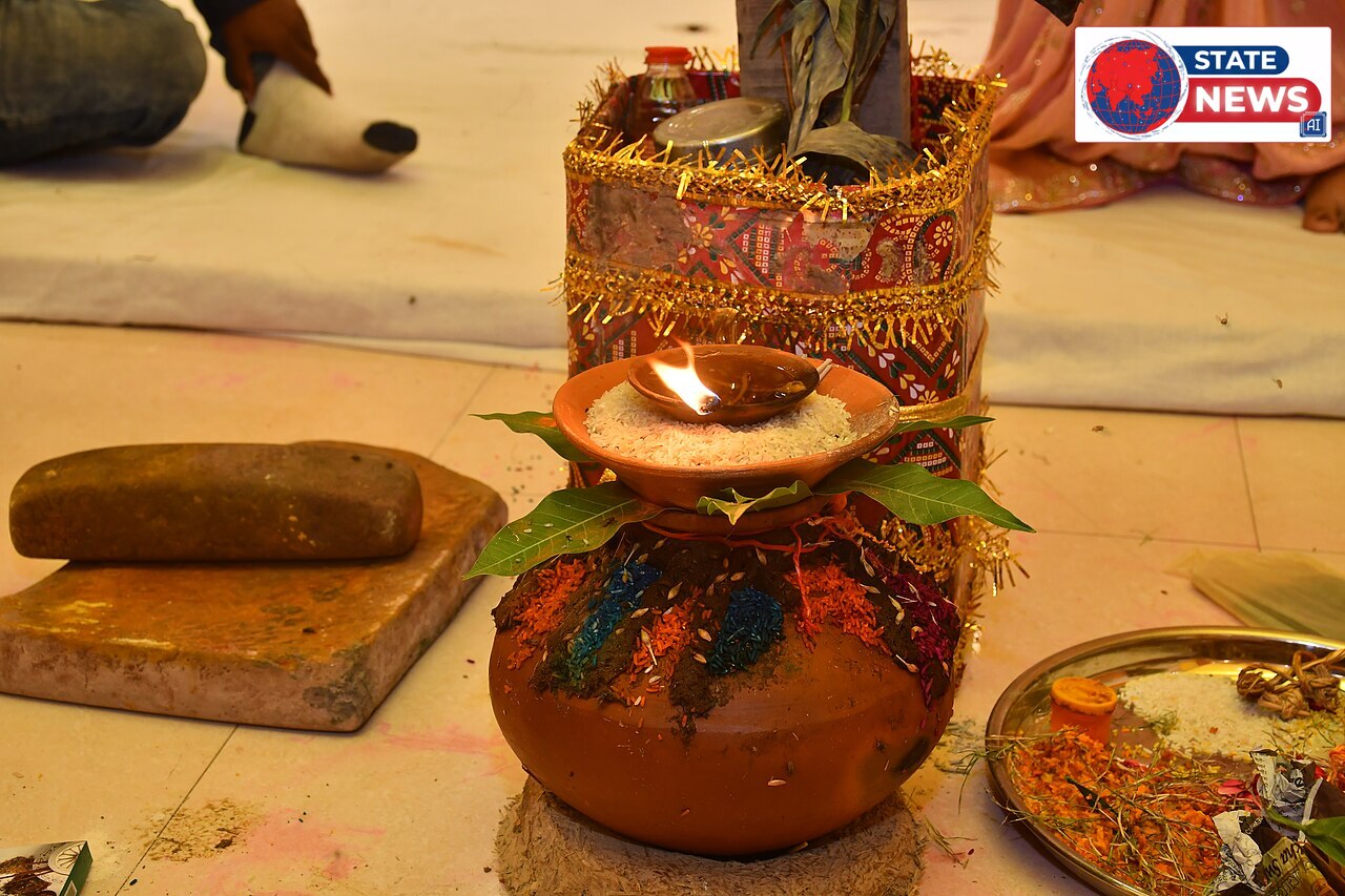 दिवाली पर तिजोरी की पूजा क्यों होती है, सिंदूर का स्वस्तिक और मौली बांधकर कुबेर पूजन की परंपरा