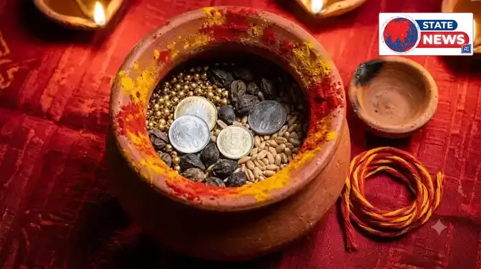 सिंदूर-हल्दी लगी मटकी में सोने के मोती, चांदी के सिक्के, कमलगट्टे और गेहूं