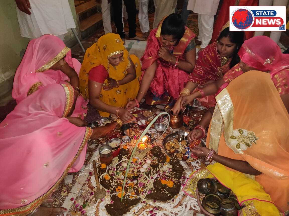 घर में गोबर से बनाए गए गोवर्धन की पूजा