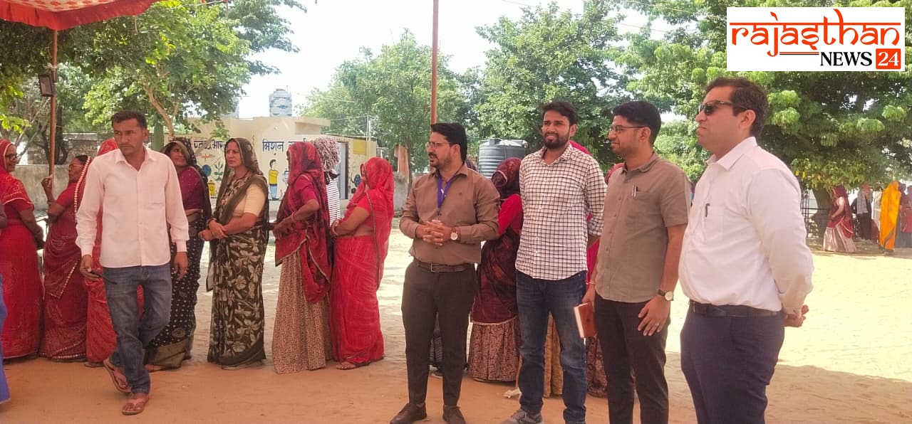 पंचायत चुनाव के तहत मतदान केंद्र का निरीक्षण करने पहुंचे राज्य निर्वाचन आयुक्त व अन्य।