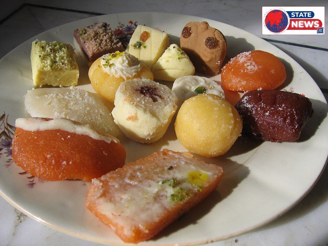 दिवाली के लिए सजी दूध और मावे की मिठाइयां