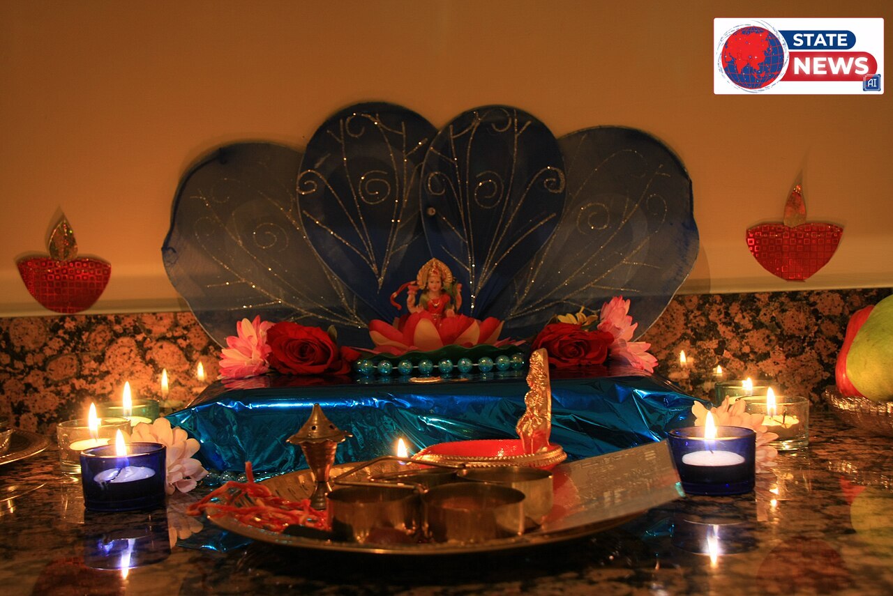 लक्ष्मी पूजा की चौकी पर एक तरफ लाल और दूसरी तरफ सफेद कपड़ा क्यों, जानिए 16 और 9 ढेरियों वाली तैयारी