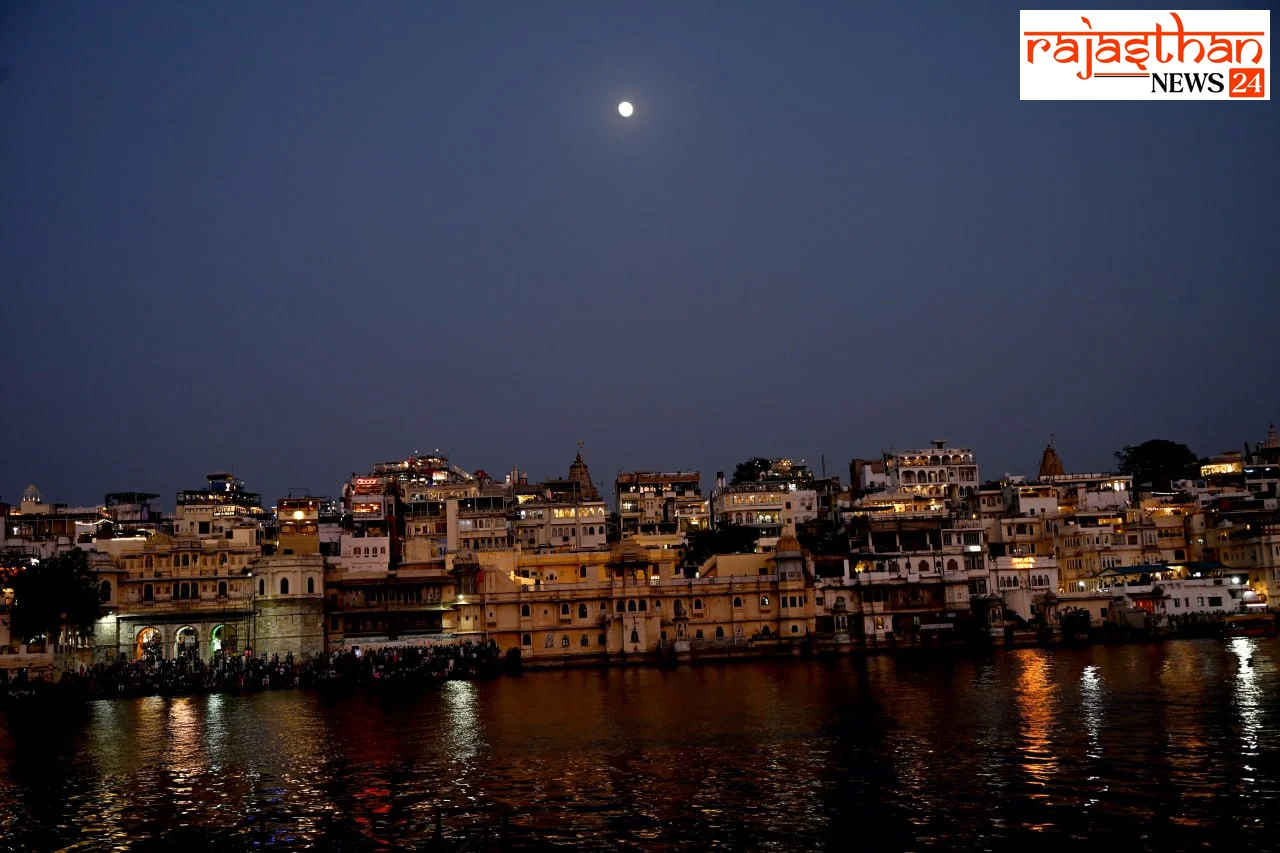 उदयपुर शहर में झील किनारे दिखता है यह खूबसूरत नजारा।