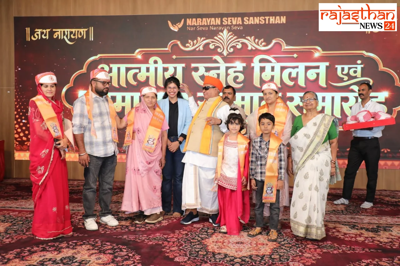 आयोजन में शामिल अतिथि और पदाधिकारी।।