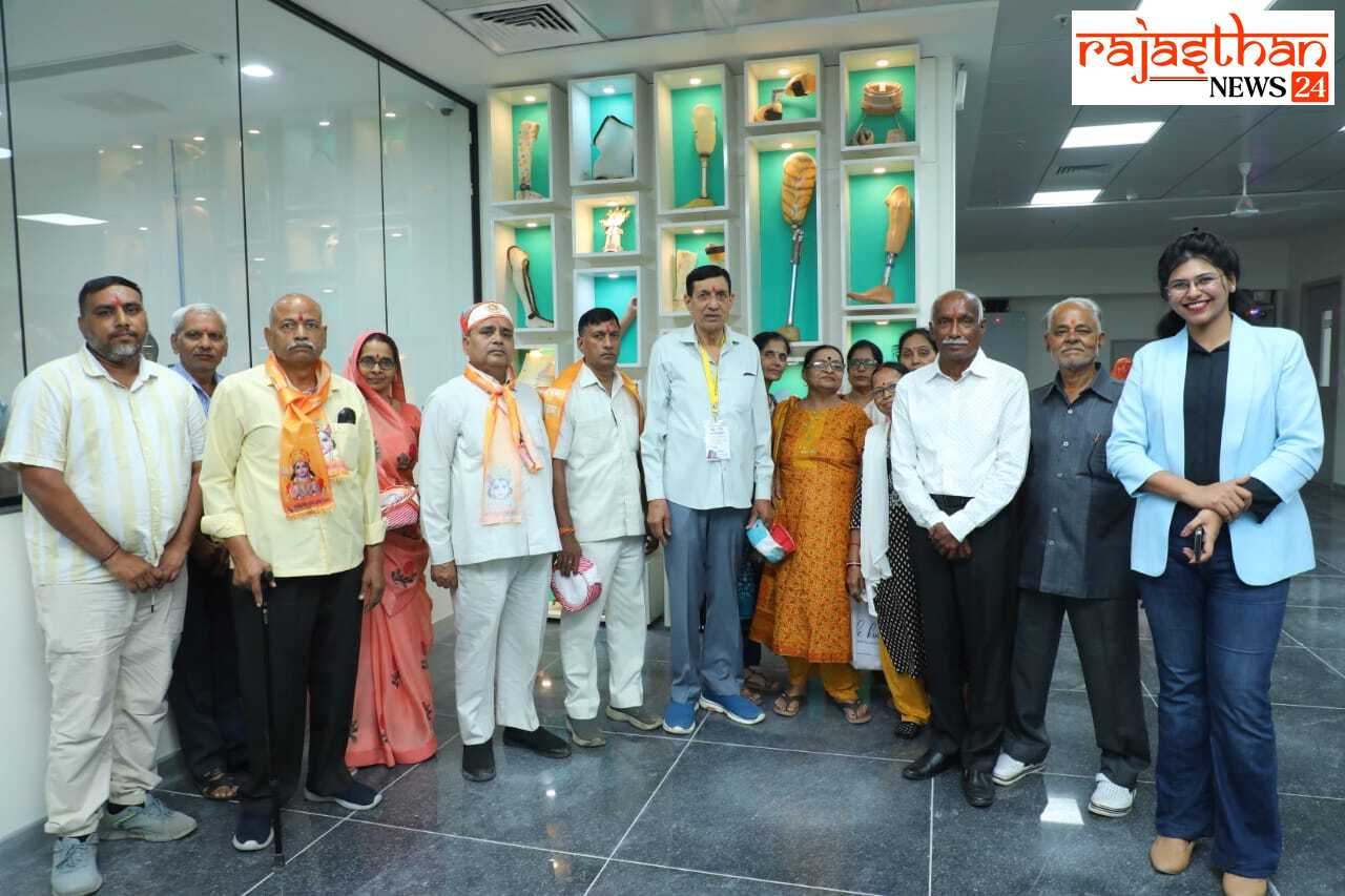 आयोजन में शामिल अतिथि और पदाधिकारी।।