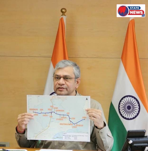 रेल मंत्री अश्विनी वैष्णव कार्यक्रम के दौरान रेल रूट का नक्शा दिखाते हुए