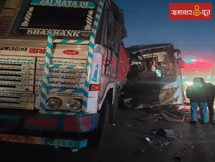 खड़े ट्रक से टकराई तेज रफ्तार बस, 3 की मौत, कई घायल