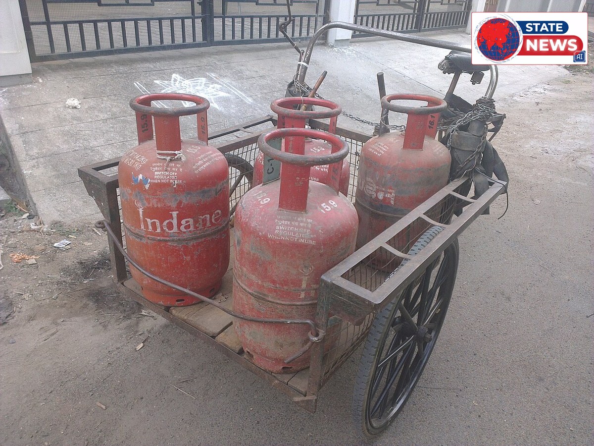 घरों तक LPG सिलेंडर पहुंचाने वाली ठेला गाड़ी (फाइल फोटो)
