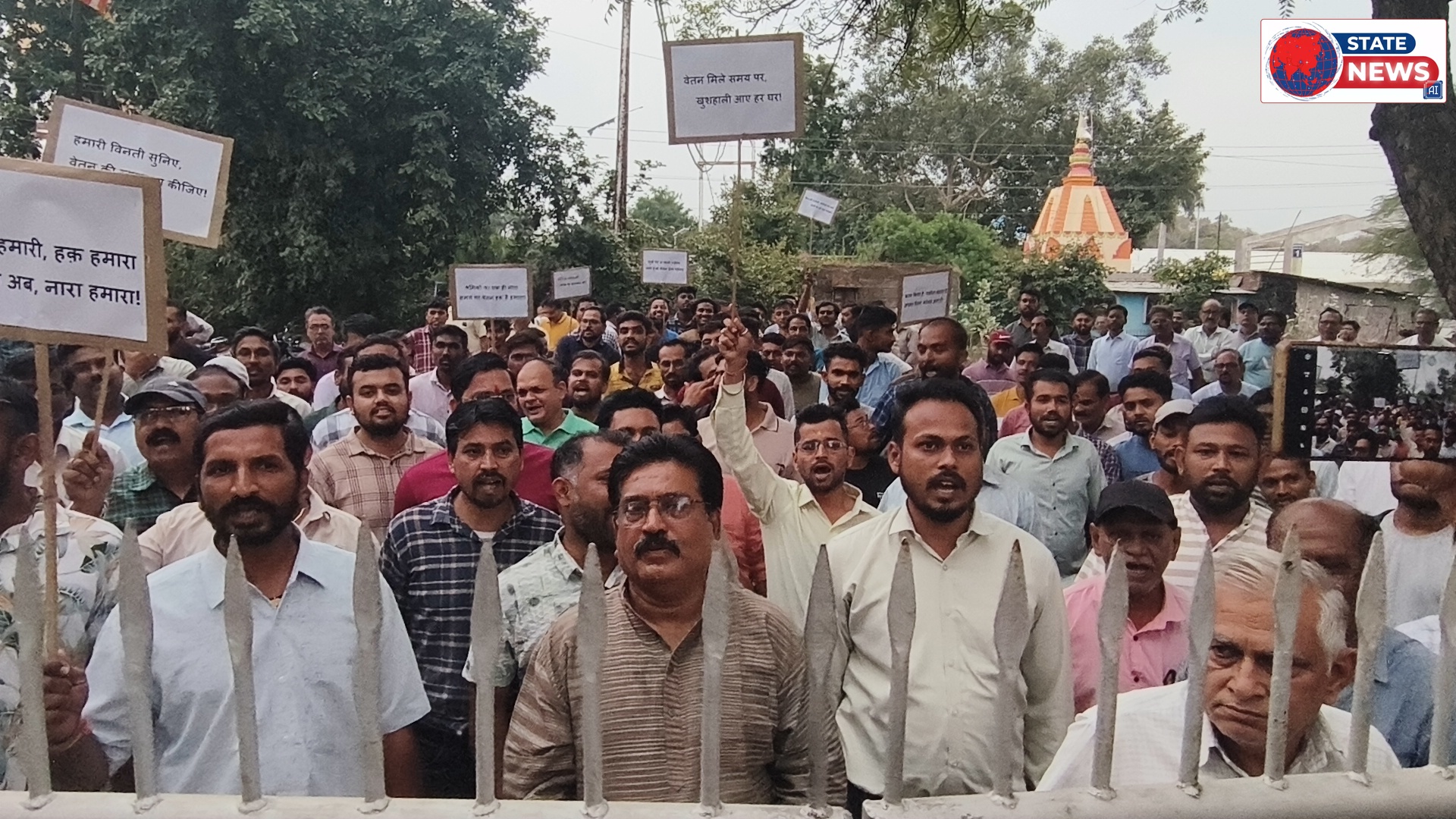 17 माह से वेतन नहीं मिलने पर श्रमिकों की पैदल रैली, सीएमडी के नाम सौंपा ज्ञापन