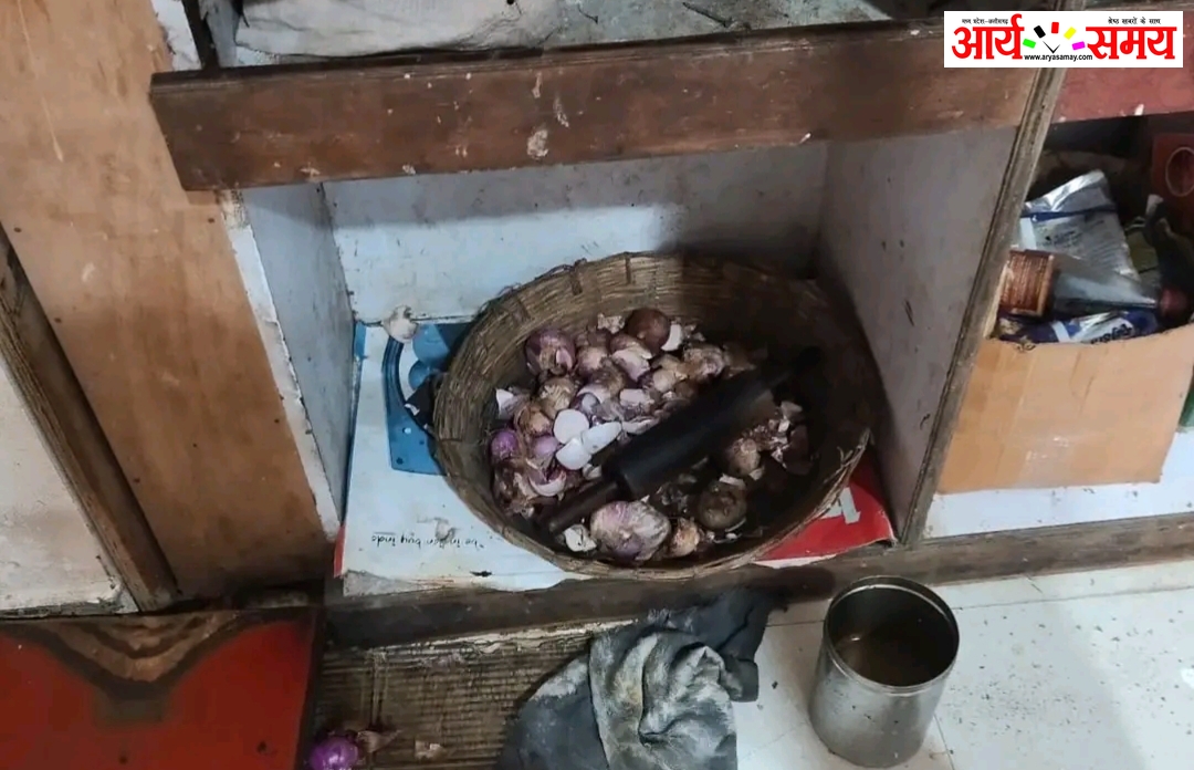 Jabalpur News: सड़े प्याज से थी कचौरी बनाने की तैयारी,मिठाई दुकानों और कारखानों पर छापा, मिलावट की आशंका में 13 सैंपल भोपाल लैब भेजे गए