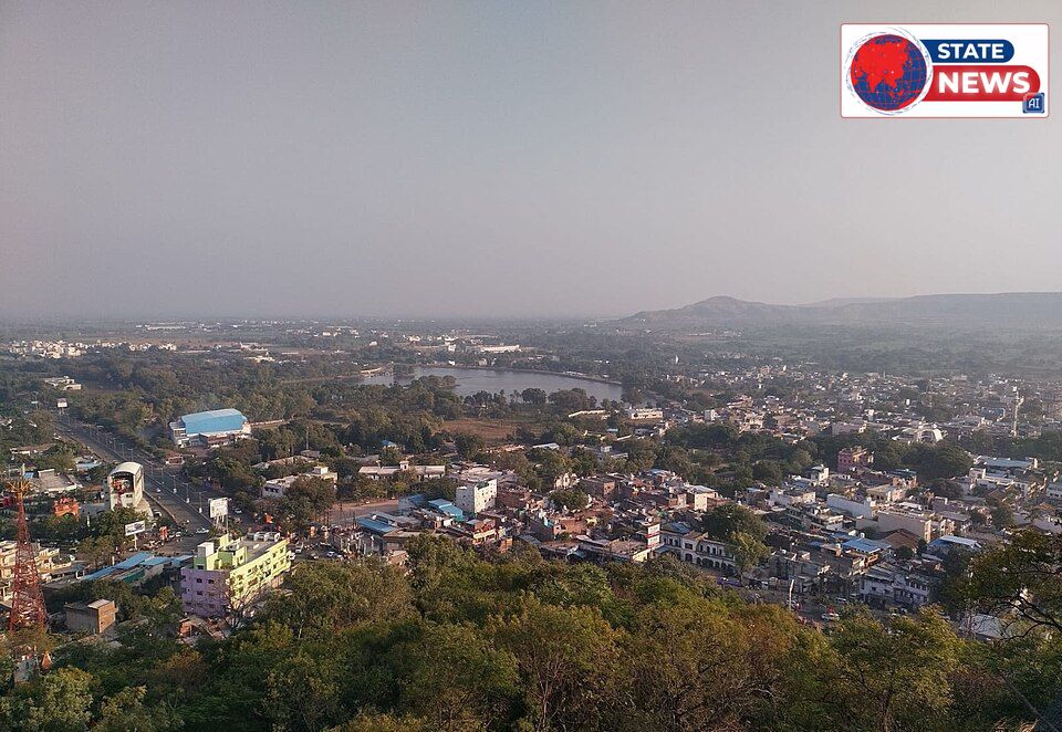 टेकरी से दिखता देवास शहर