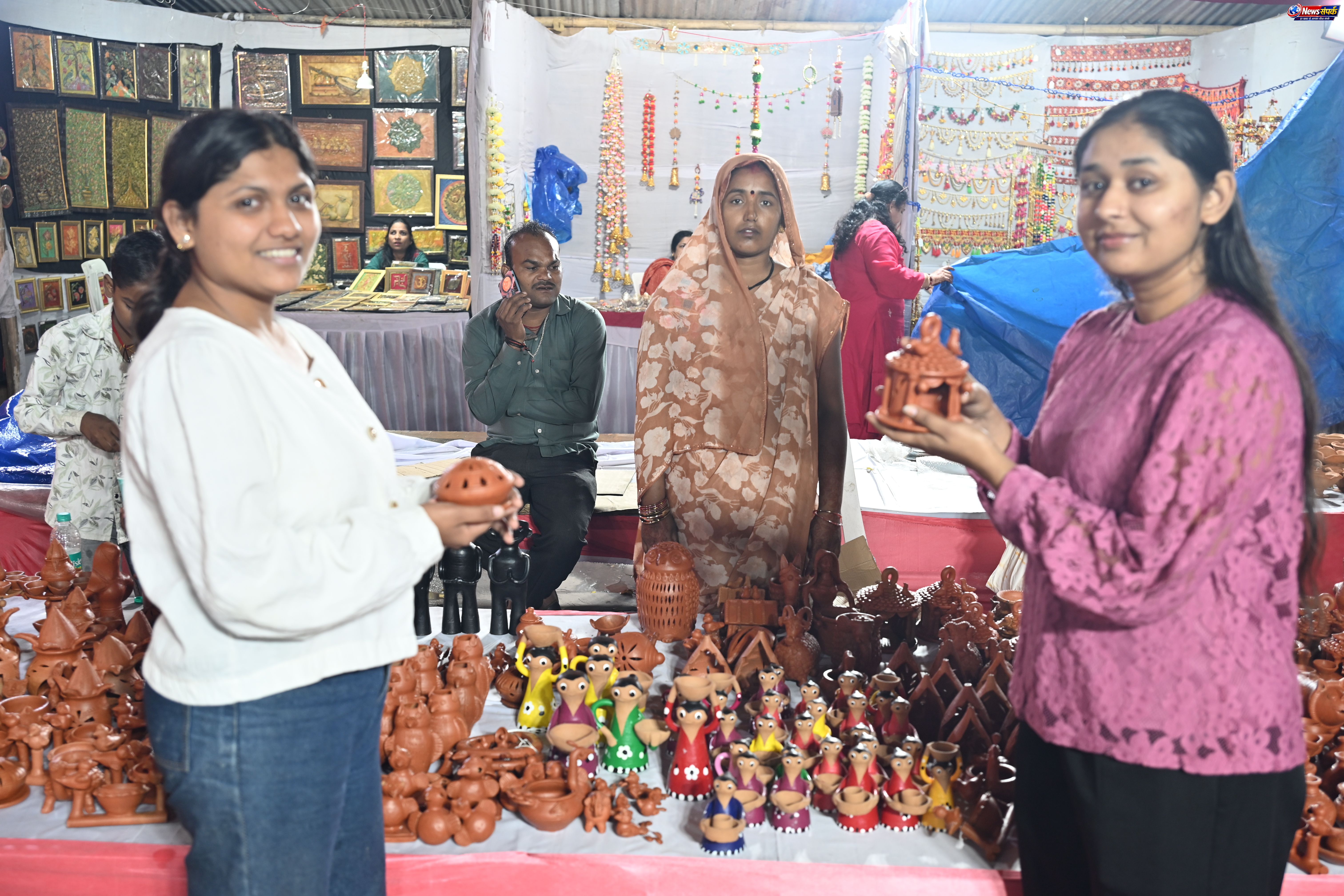 गौहर महल में सजा दीपोत्सव मेला, मिट्टी के दीयों और पारंपरिक शिल्प ने मोहा मन