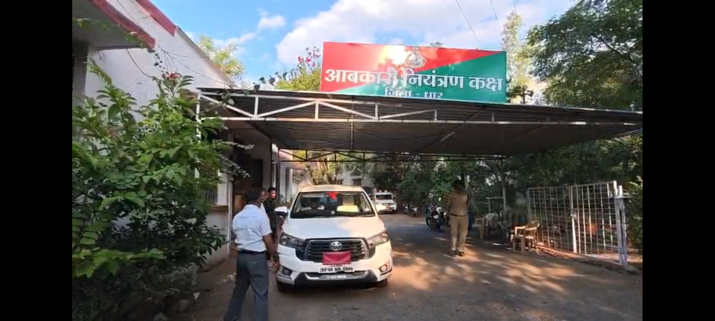 जहरीली शराब से मौतों के बाद बैठक