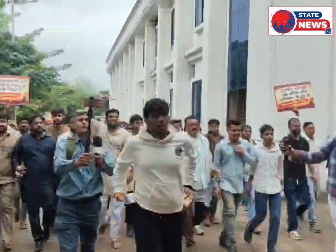 सवर्ण समाज का प्रदर्शन विवेकानंद पार्क से कलेक्ट्रेट तक