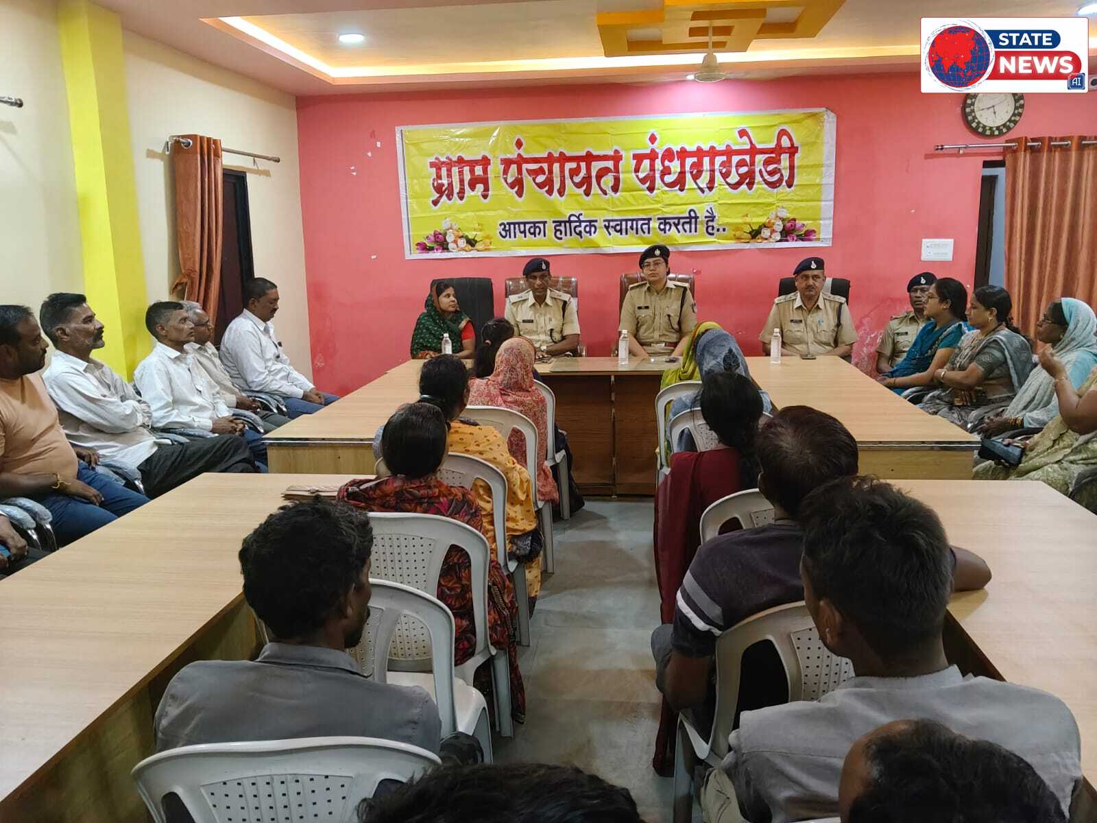 पांढुर्णा में खाकी का नया अंदाज: गांव की चौपाल पर पहुंची SP विदिता डागर, बोलीं - बेखौफ होकर बताओ समस्या