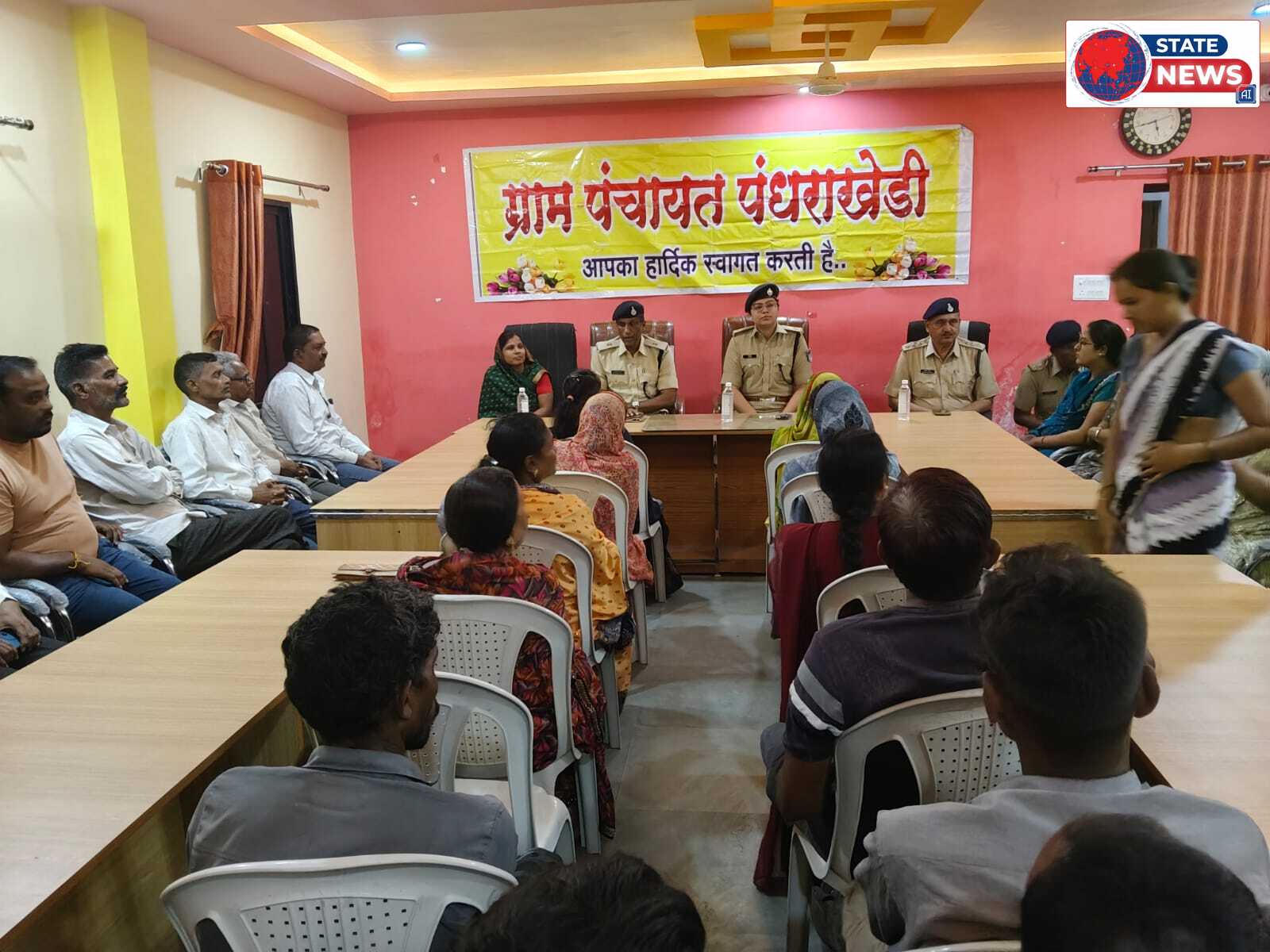 पांढुर्णा में खाकी का नया अंदाज: गांव की चौपाल पर पहुंची SP विदिता डागर, बोलीं - बेखौफ होकर बताओ समस्या