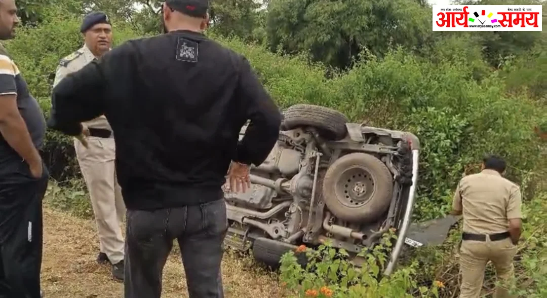 Jabalpur News: डुमना एयरपोर्ट रोड पर रफ्तार का कहर, टायर फटते ही सड़क किनारे पलटी स्कॉर्पियो