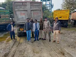 अवैध खनिज भण्डारण करता हुआ एक डम्पर जब्त 
