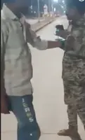 विजयपुर में आरक्षक ने युवक को बीच सड़क पीटा, वीडियो वायरल होने के बाद मचा हड़कंप