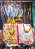 अजामिल चरित्र के साथ साथ प्रहलाद की जीवनी में प्रकाश डालते हुए कथा के सार का वर्णन किया