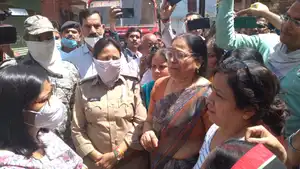 खुर्जेवाला मोहल्ले में मल्टी में लगी भीषण आग लाखों का माल स्वाहा
