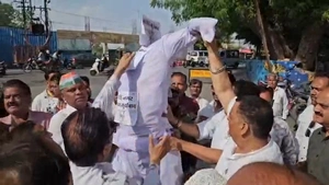 कांग्रेस नेता के बयान पर सावरकर समर्थकों का आक्रोश