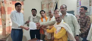एमजी रोड की बदहाल सड़क पर फूटा व्यापारियों का गुस्सा, 8 दिन में सुधार नहीं तो आंदोलन की चेतावनी