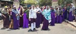 बकाया भुगतान को लेकर फूटा आशा-ऊषा कार्यकर्ताओं का गुस्सा, कलेक्ट्रेट गेट पर घंटों प्रदर्शन