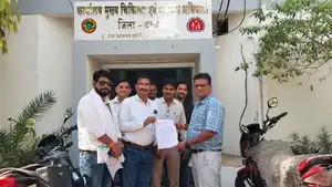 काली पट्टी बांधकर संविदा स्वा. कर्मियों ने किया काम।25 से 27 मई तक करेंगे विरोध ।2जून से रहेंगे अनिश्चितकालीन हड़ताल ,सीएमएचओ को सौपा ज्ञापन।